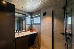 a bathroom with a sink and a shower at Moderne hytte på Norefjell in Noresund