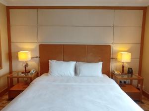Postel nebo postele na pokoji v ubytování Hilton Garden Inn Hanoi