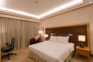 Postel nebo postele na pokoji v ubytování Hilton Garden Inn Hanoi