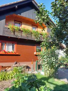 克拉尼斯卡戈拉Apartment Stefka的橙色的房子,阳台上放着鲜花