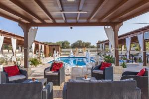 patio con sedie e piscina di Villa Jany- Adults only a Oria