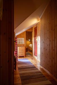 un pasillo de una casa con una habitación con un dormitorio en Houmbgaarden en Røros