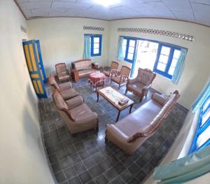 una vista aérea de una sala de estar con sofás y sillas en Sendangarum Village Guest House Jogja, 