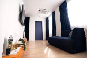 TV a/nebo společenská místnost v ubytování Ukiyo Suites