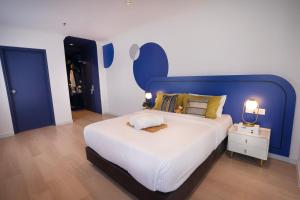 Postel nebo postele na pokoji v ubytování Ukiyo Suites