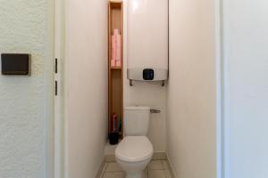 a bathroom with a white toilet in a room at Studio Camargue in Nîmes