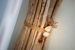 a piece of wood with a piece of rope on a wall at Super-Cottage Nordstrand in Nordstrand