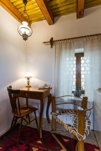 ein Esszimmer mit einem Tisch und einem Stuhl in der Unterkunft Amulet Hotel in Buxoro