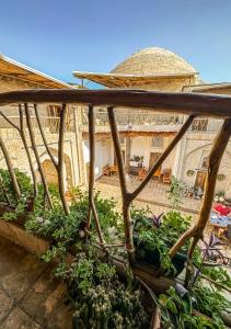 ブハラにあるアムレット ホテルの植物がたくさん立ち並ぶ建物