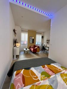 ein Schlafzimmer mit einem Bett und ein Wohnzimmer in der Unterkunft Le Natanigor - centre gare in Toulouse