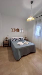 1 dormitorio con 1 cama con 2 toallas en Apartamentos la Catedral de Jaén, en Jaén