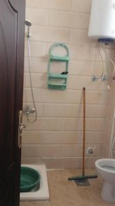 een badkamer met een douche, een toilet en een plank bij قرية بلو لا جون شالية رقم 4012 غرفتين بالدور الأول علوي مدينة راس سدر محافظة جنوب سيناء in Ras Sedr