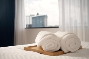 Postel nebo postele na pokoji v ubytování Ukiyo Suites