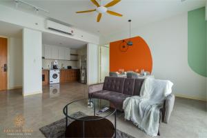 Ruang duduk di The Ooak Suites Kiara 163 by Five Senses