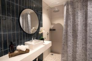 Koupelna v ubytování Ukiyo Suites + 37 fotografií
