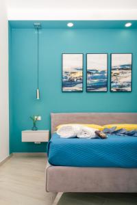 1 dormitorio con paredes azules y 1 cama en Leukòs Bed and Breakfast en Castelsaraceno