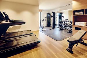 um ginásio com equipamento cardiovascular e uma passadeira em ANA InterContinental Appi Kogen Resort, an IHG Hotel em Hachimantai