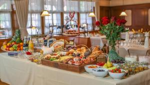 ein Buffet mit Speisen auf einem Tisch in einem Restaurant in der Unterkunft Hotel-Gasthaus Goldener Engel in Glottertal
