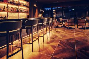 八幡平市にあるANAインターコンチネンタル安比高原リゾートのレストランの椅子の並ぶバー