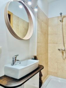 uma casa de banho com um lavatório e um espelho em Nuevo Cosy Loft 4pax Estavar em Estavar