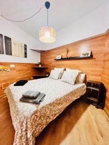 um quarto com uma cama e uma parede de madeira em Nuevo Cosy Loft 4pax Estavar em Estavar
