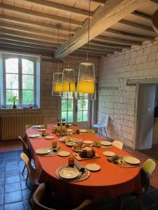 uma grande sala de jantar com uma grande mesa com cadeiras em Domaine de Fresnoy em Loison-sur-Créquoise