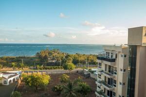 vistas al océano desde un edificio en Lux Suites Le Royal Apartments Nyali en Mombasa