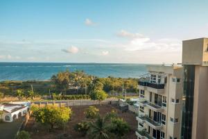 une vue sur l'océan depuis un immeuble dans l'établissement Lux Suites Le Royal Apartments Nyali, à Mombasa