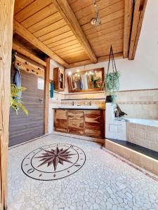 una cocina con alfombra de estrella en el suelo en Wood & Stone Lodge 2, en Donaueschingen
