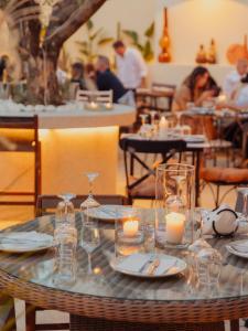 コルチャにあるBarba Boutique Hotelの蝋燭台付きレストランのテーブル