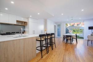 A kitchen or kitchenette at Poolside Glamour - A Stylish Newcastle Hideaway