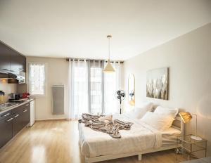 Η κουζίνα ή μικρή κουζίνα στο Voltaire Wolf Suite - 5 min Hypercentre - Parking Privé