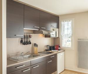 Η κουζίνα ή μικρή κουζίνα στο Voltaire Wolf Suite - 5 min Hypercentre - Parking Privé +9 φωτογραφίες