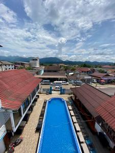 an overhead view of a resort with a swimming pool at Nana Backpackers Hostel in Vang Vieng