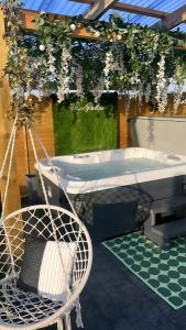 The Garden Pod with Private Hot Tub tesisinde veya buraya yakın yüzme havuzu