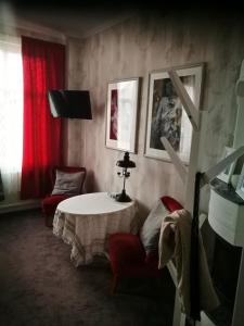 - un salon avec une table et une chaise dans l'établissement Hotell Floras Trädgård, à Öregrund