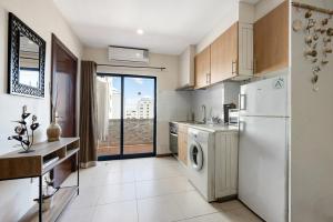 Kuchyň nebo kuchyňský kout v ubytování Apartamento da Praia