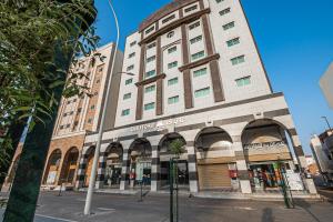 a large building on a city street with a street light at فندق غالية احد in Al Madinah