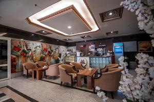 a waiting room with chairs and a mirror at فندق غالية احد in Al Madinah