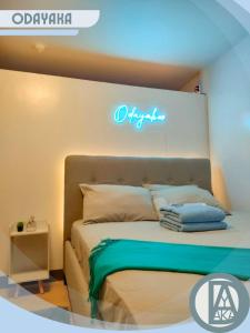 Un pat sau paturi într-o cameră la Odayaka Staycation Marilao Bulacan