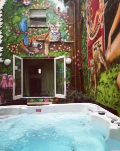 uma banheira com uma pintura ao lado de um edifício em Brighton Parlourama with Hot Tub - Sleeps 18 em Brighton & Hove