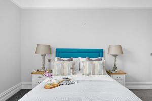 1 cama blanca con cabecero azul y 2 lámparas en THE ANGEL 1 BEST VIEWS IN DARTMOUTH, en Dartmouth 13 fotos más
