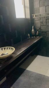 La salle de bains est pourvue d'un lavabo et de vases sur un comptoir. dans l'établissement Rahayu Guest House Seminyak, à Seminyak