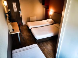 Cette petite chambre comprend 2 lits. dans l'établissement Première Classe Metz Nord - Talange, à Talange 37 autres photos