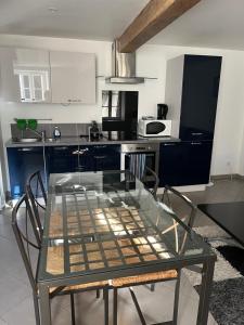 a glass table and chairs in a kitchen at Appartement centre historique in Blois