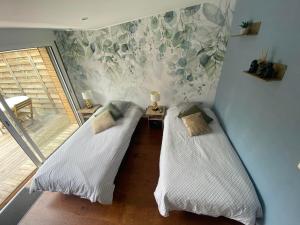 Sancourt的住宿－Studio 8，带窗户的客房内的两张床