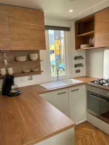 - une cuisine avec un comptoir en bois et un évier dans l'établissement Luxury Seaside Cottage 28, à Knokke-Heist
