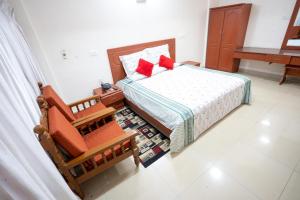 Postel nebo postele na pokoji v ubytování Hotel TamilNadu, Madurai II