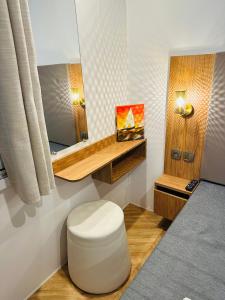 Cette petite chambre comprend un tabouret et un miroir. dans l'établissement Luxury Seaside Cottage 28, à Knokke-Heist