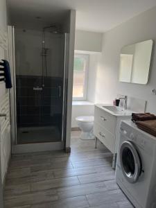 a bathroom with a shower and a washing machine at Appartement centre historique in Blois